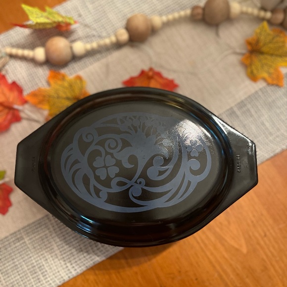 Pyrex Midnight Bloom 1.5 qt casserole dish with lid! - Picture 5 of 5